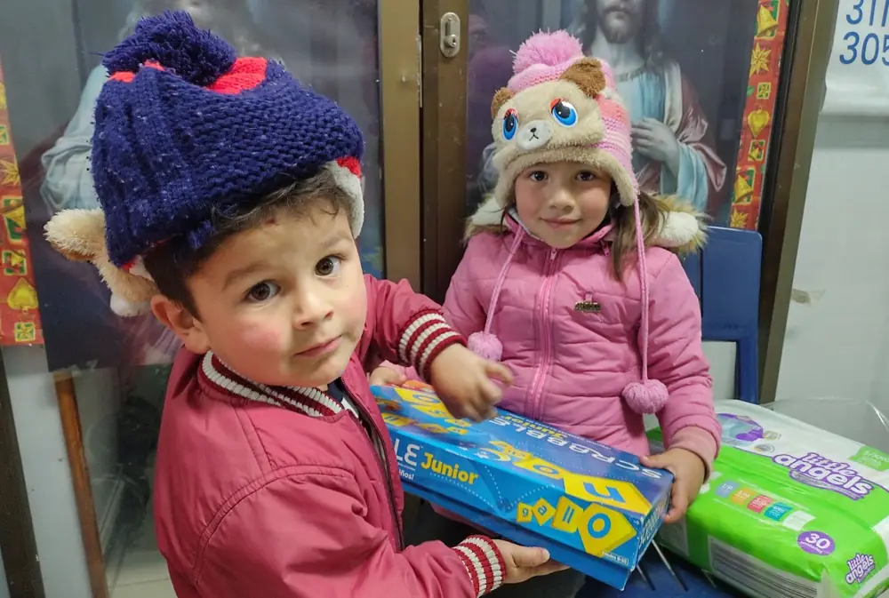 Niños con gorros y regalos nuevos