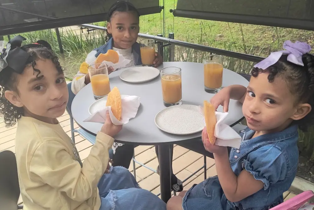 Niñas comparten la merienda