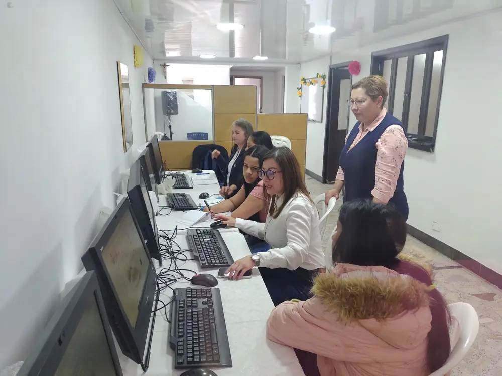 Sala de computadores para las mentorías