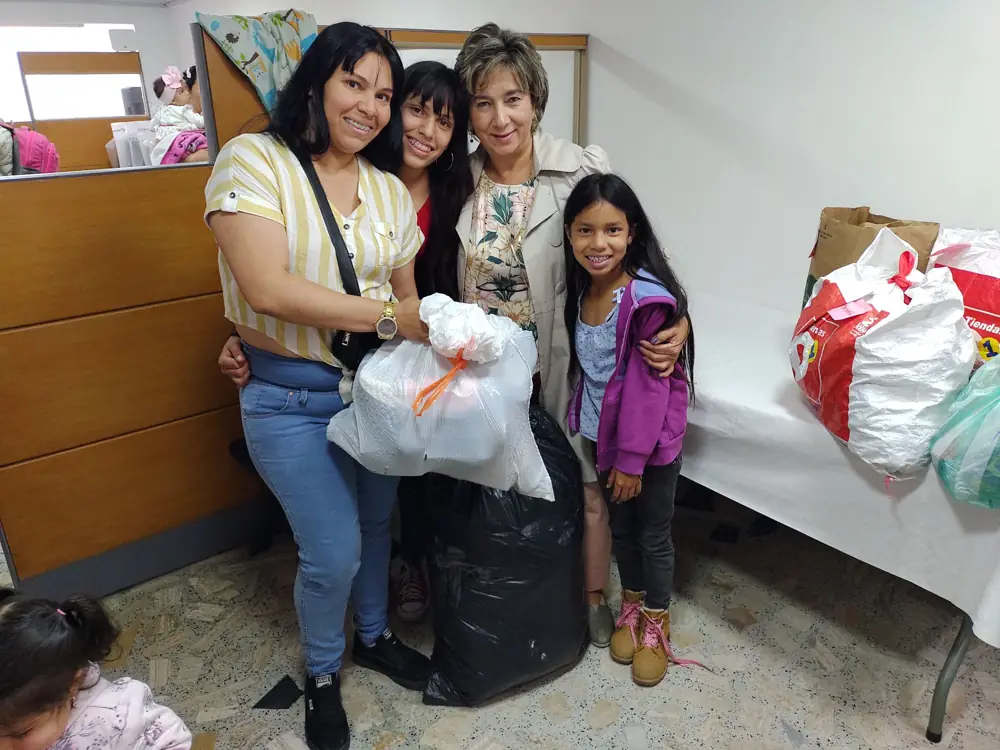 Una voluntaria con regalos para las familias