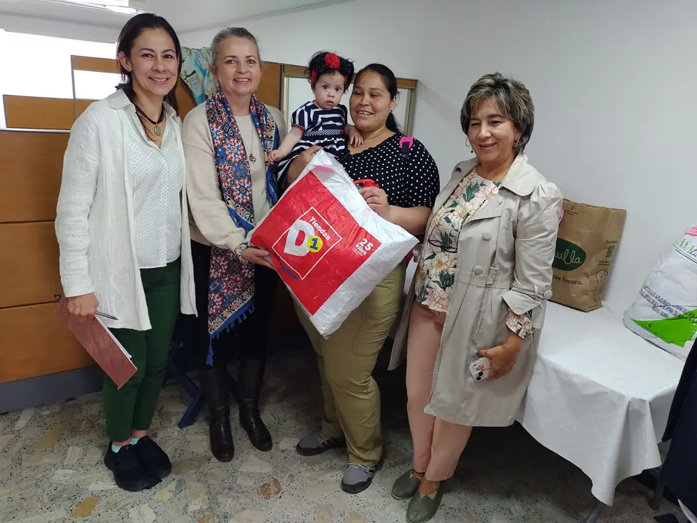 Voluntarias y mamás con sus regalos