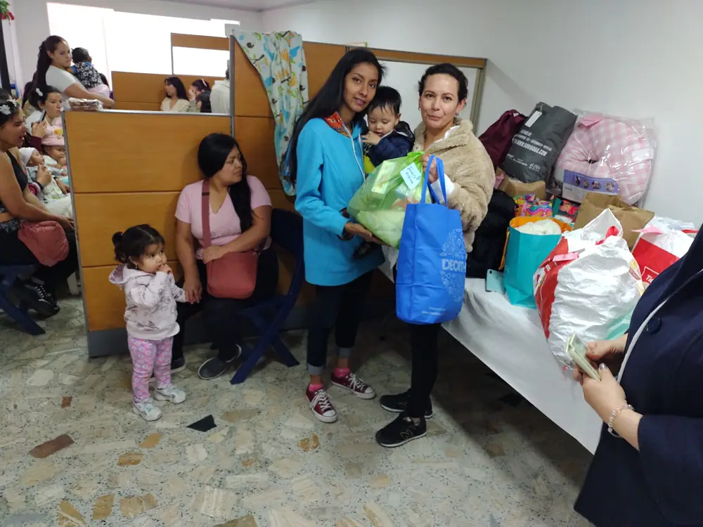 Mamás con sus hijos y sus regalos