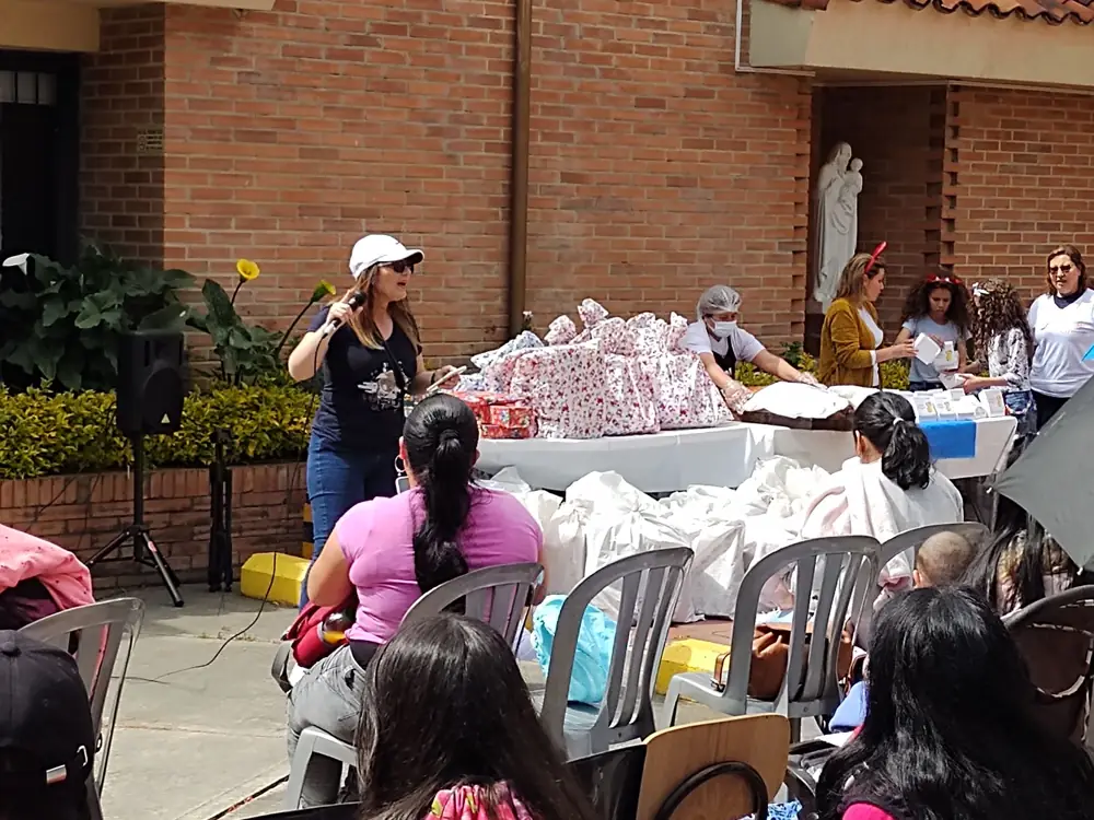 Celebración con mamás en el patio