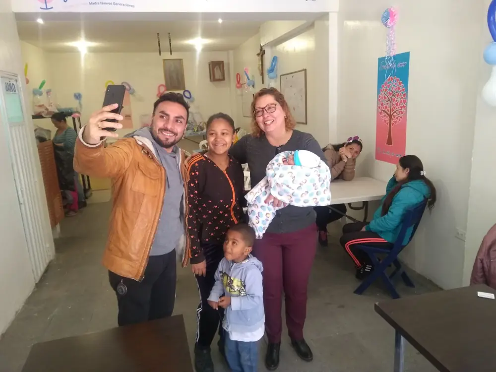 Voluntarios y mamás en la sede