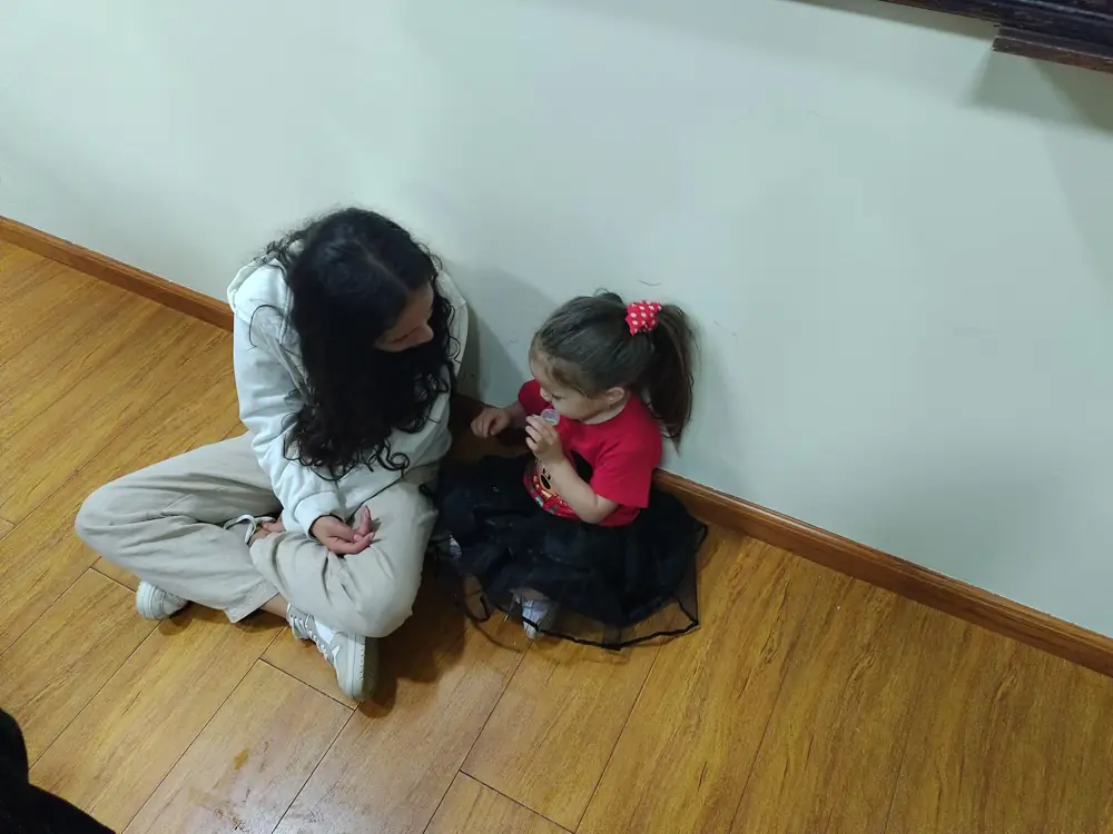Una mamá juega con su hija