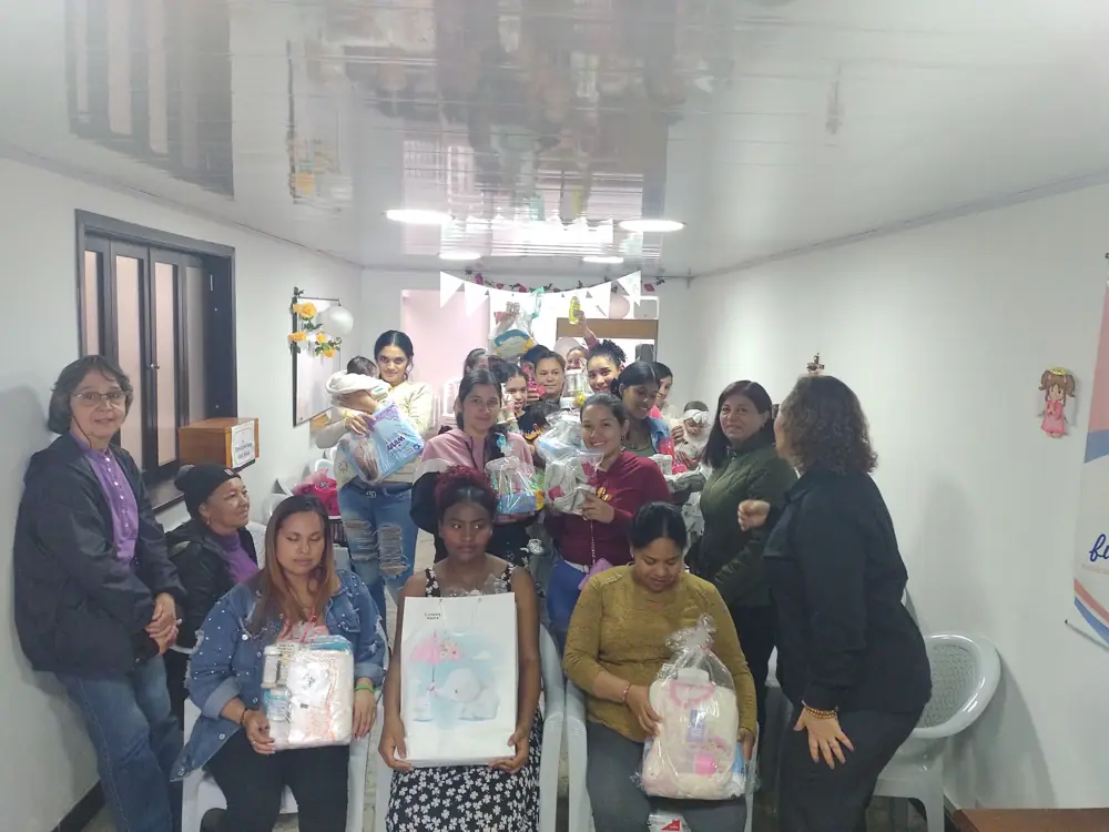 Mamás con los regalos de su baby shower