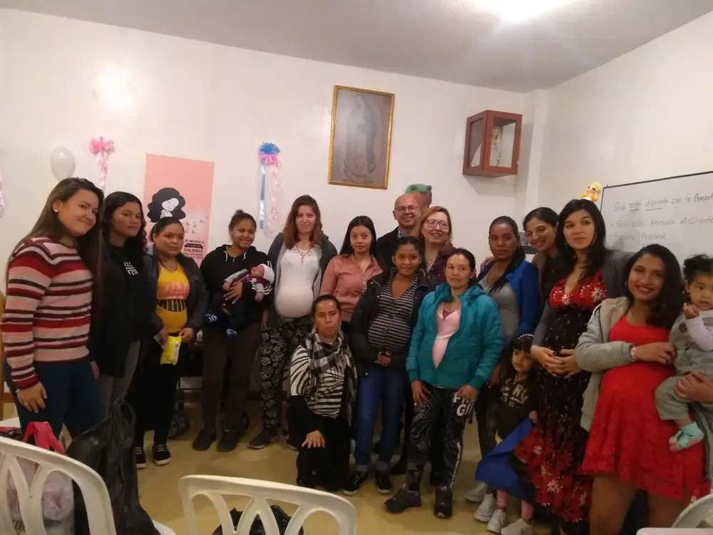 Gran grupo de mamás en la sede