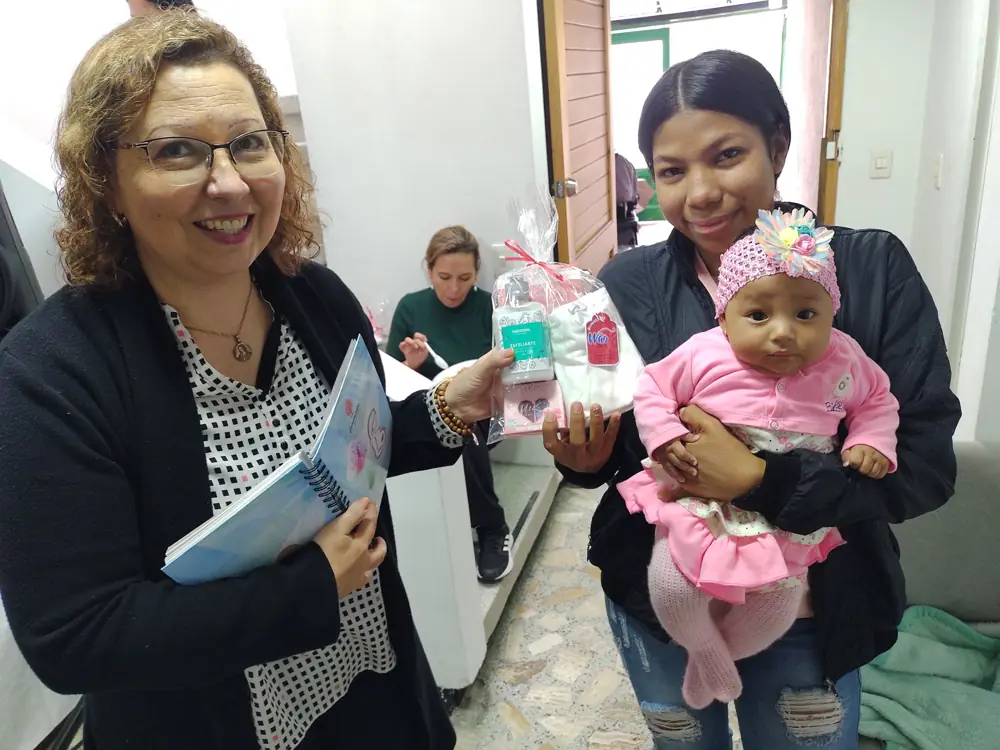 Voluntaria y mamá con su bebé