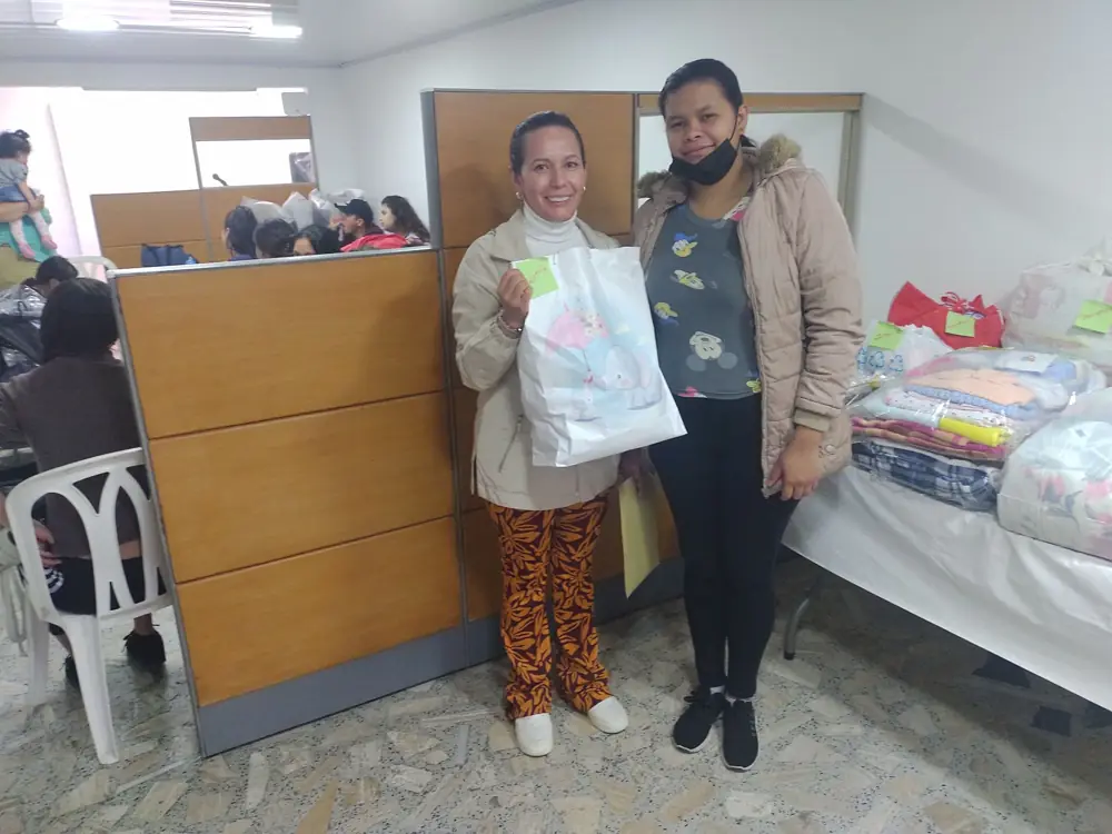 Mamás reciben su kit en la sede