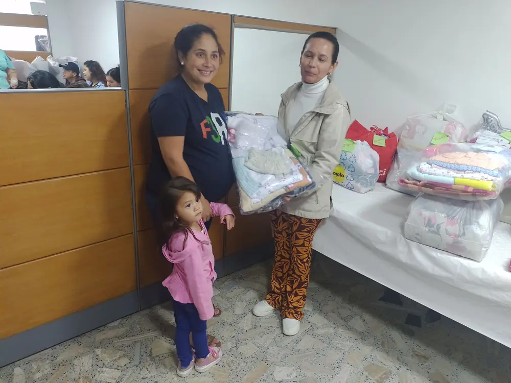 Una mamá y su hija reciben su kit