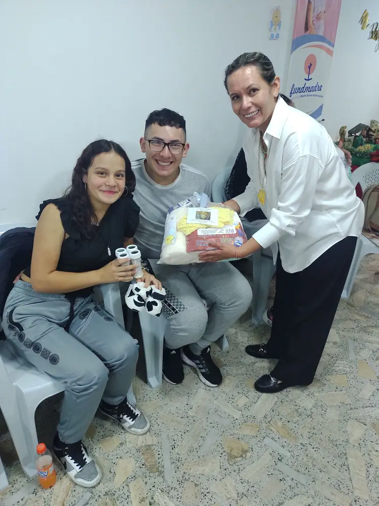 Una pareja recibe su kit para el bebé