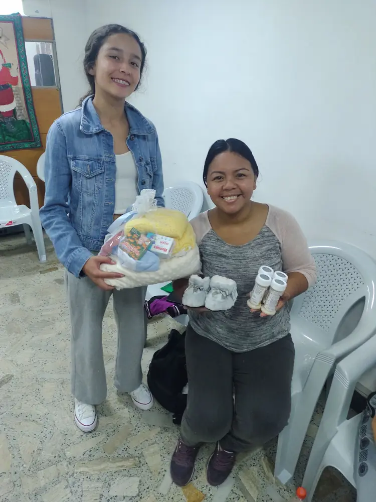 Dos mamás muestran sus regalos