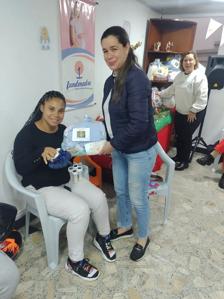 Una mamá y su hija en la sede