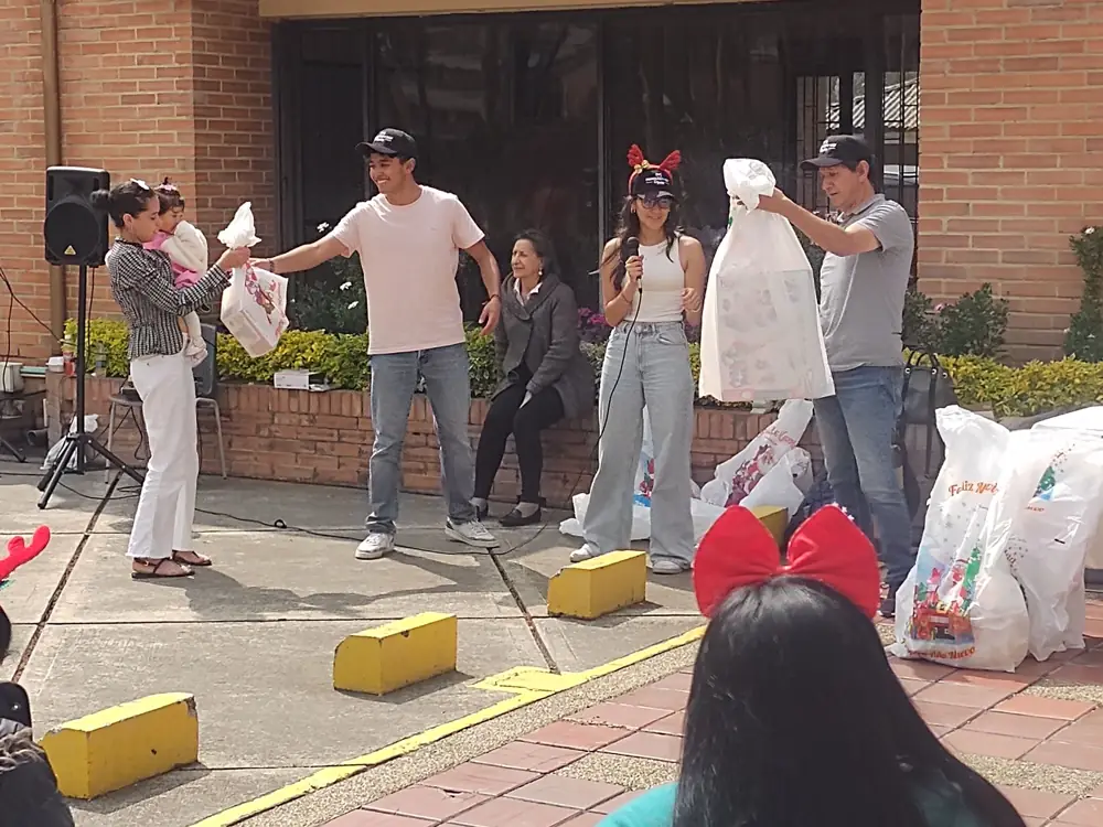 Celebración al aire libre con familias