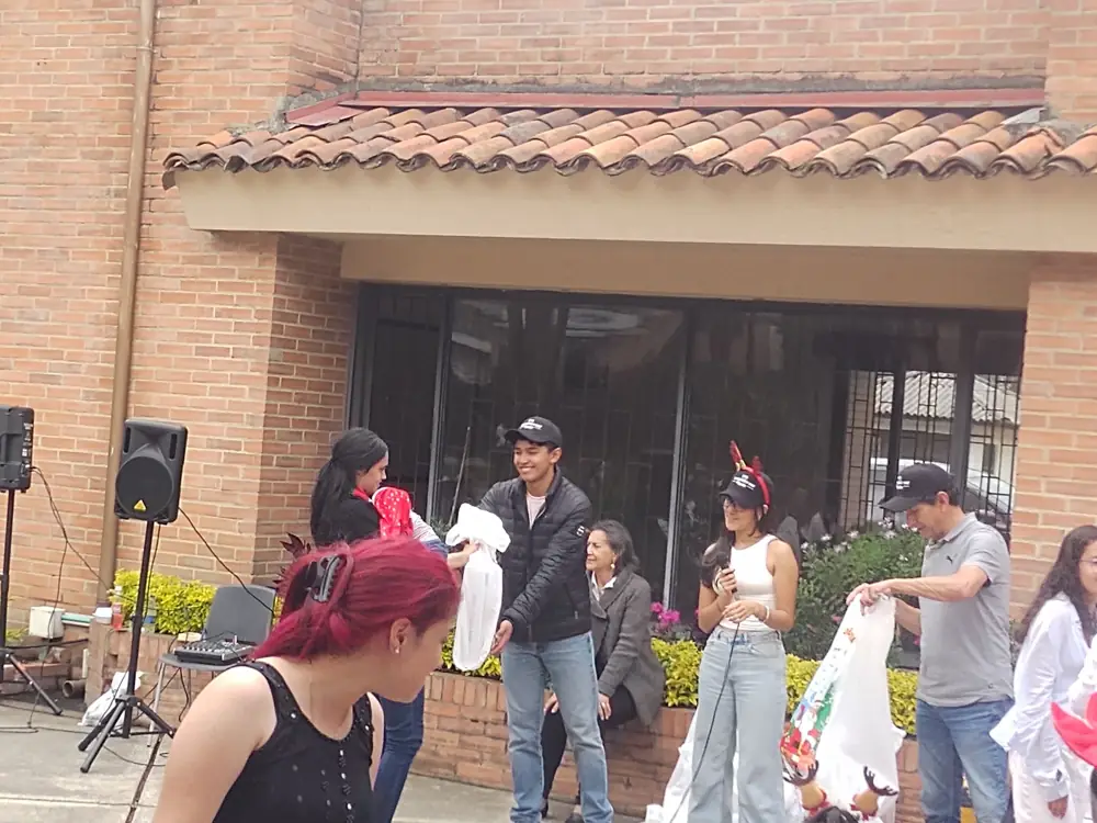 Celebración al aire libre en el patio