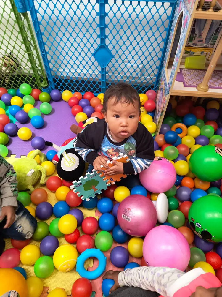 Bebé jugando en la piscina de pelotas