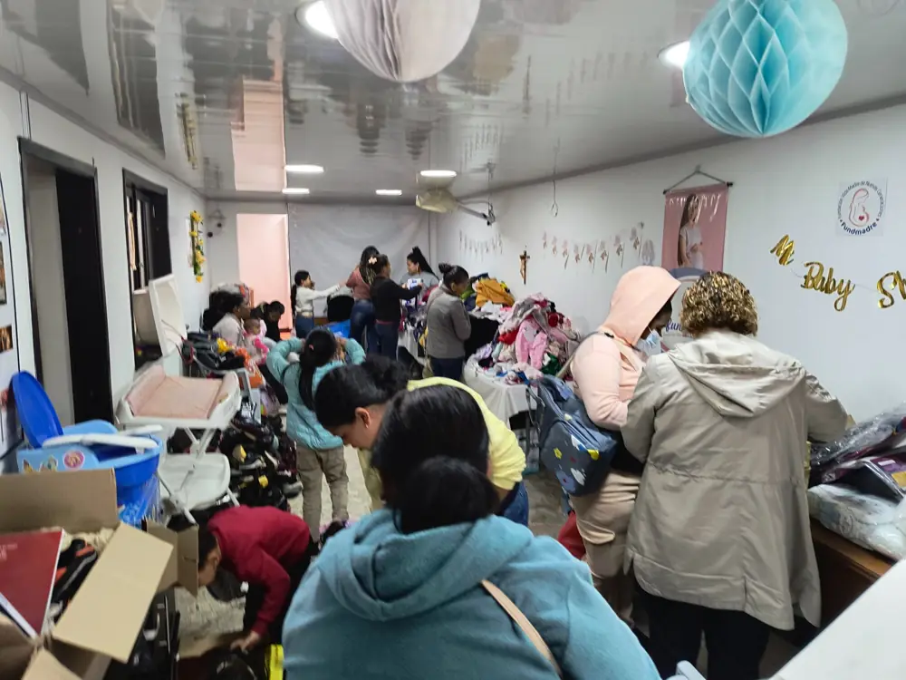 Mamás en una jornada de entrega