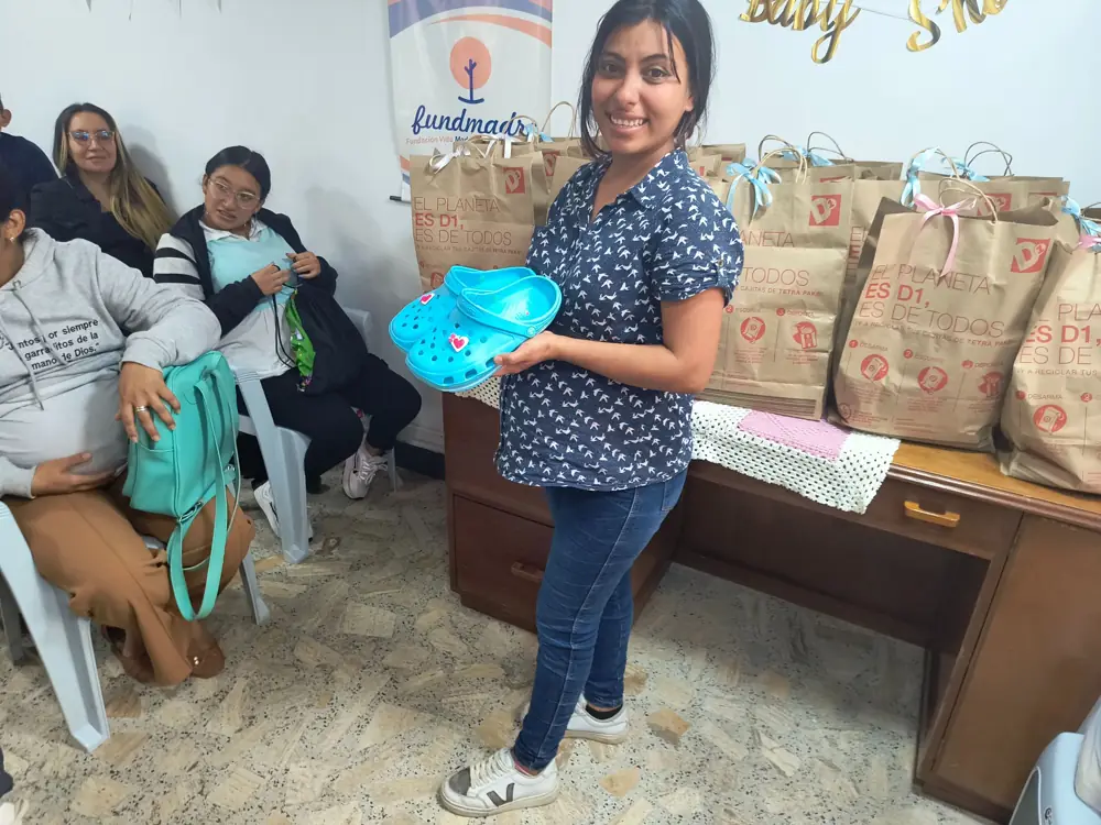 Una mamá sonríe con su kit