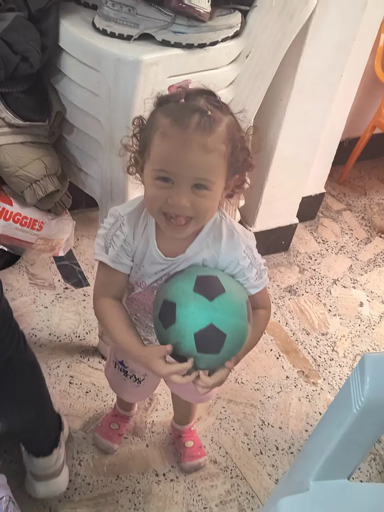 Niña jugando con un balón