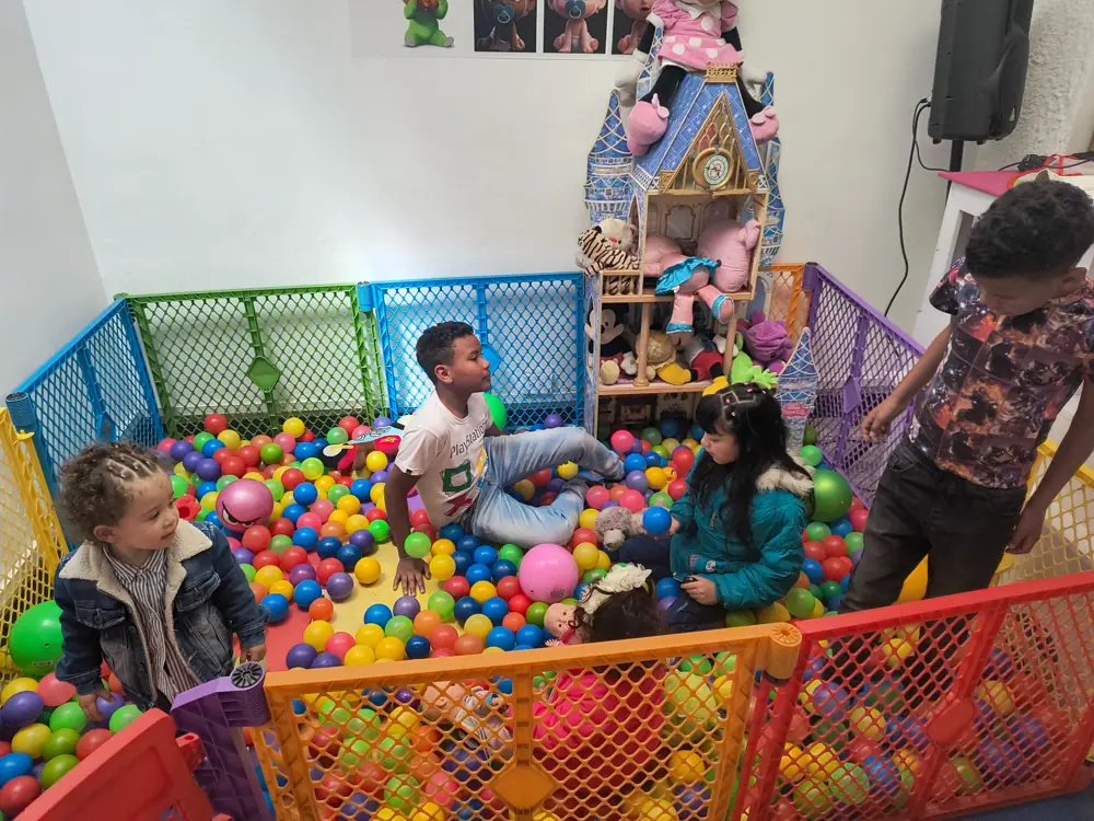 Niños en el espacio de juego