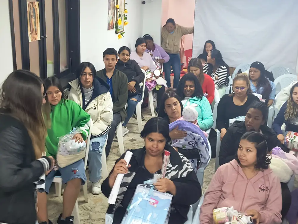 Grupo de mamás en un taller