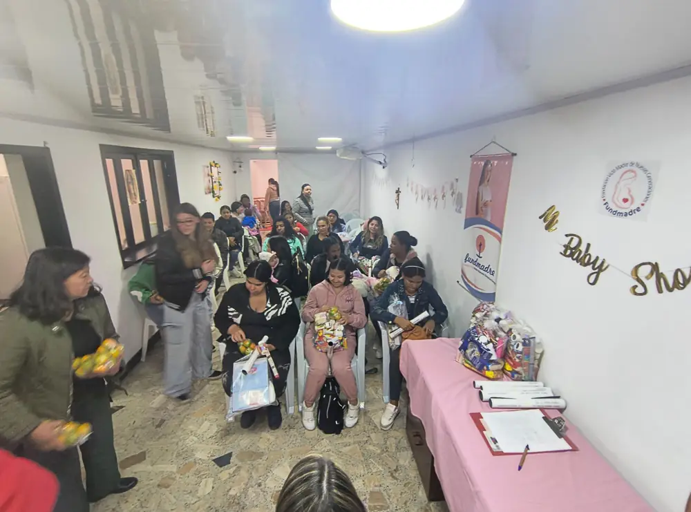 Mamás y familias reunidas en la sede de Fundmadre