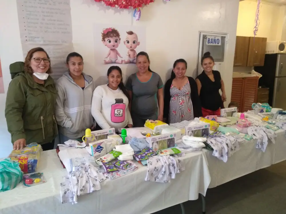 Mamás en un baby shower comunitario