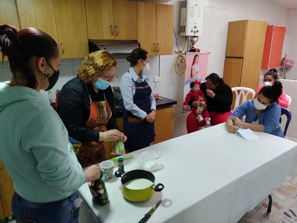 Mamás cocinan juntas en la cocina de la sede