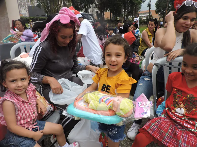 Niños felices con sus regalos