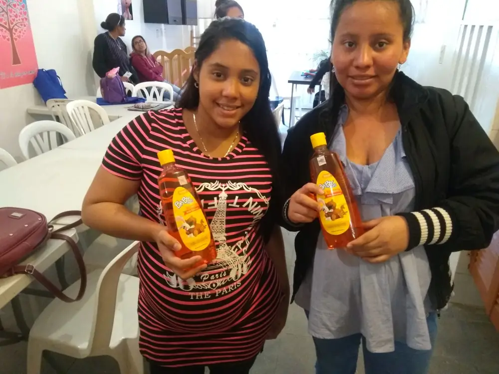 Dos mamás sonrientes con sus regalos