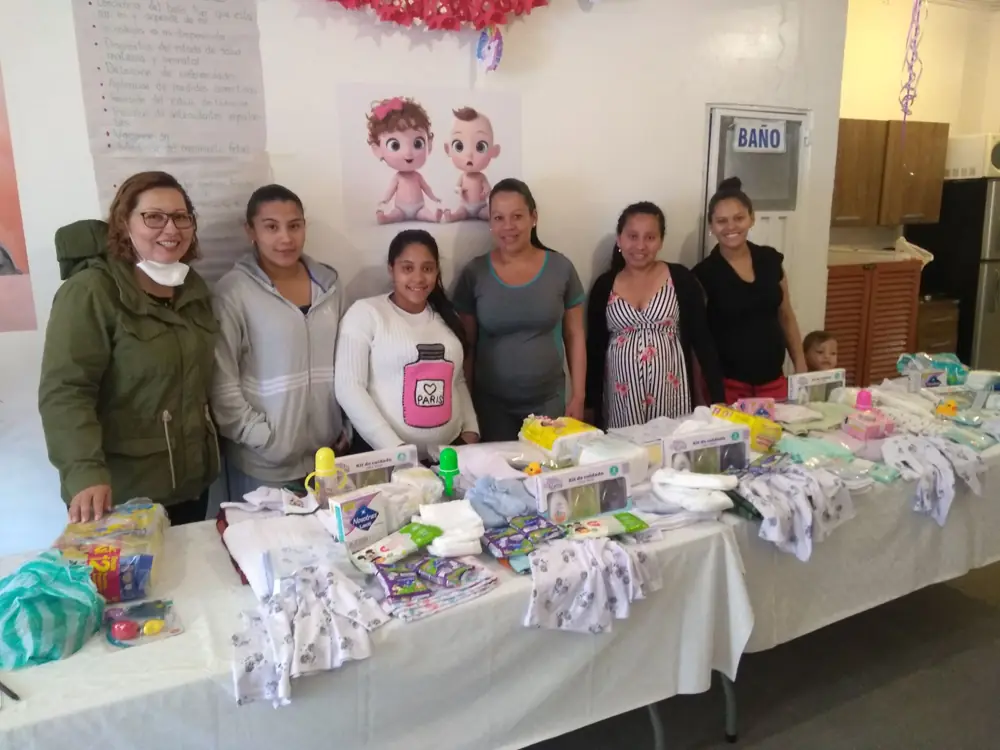 Mamás junto a la mesa de regalos de su baby shower