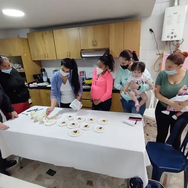 Mamás en un taller de cocina saludable