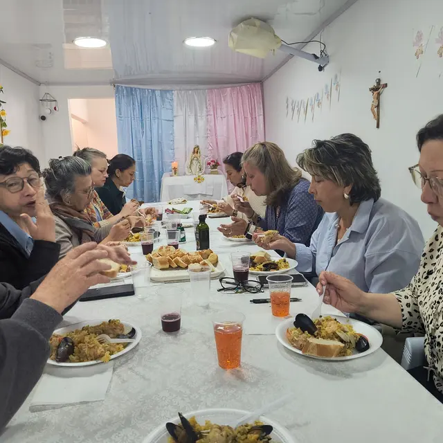 Mamás comparten una comida saludable en la sede