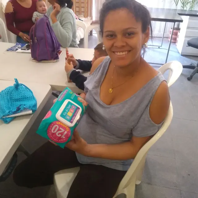 Una mamá sonríe con el regalo para su bebé
