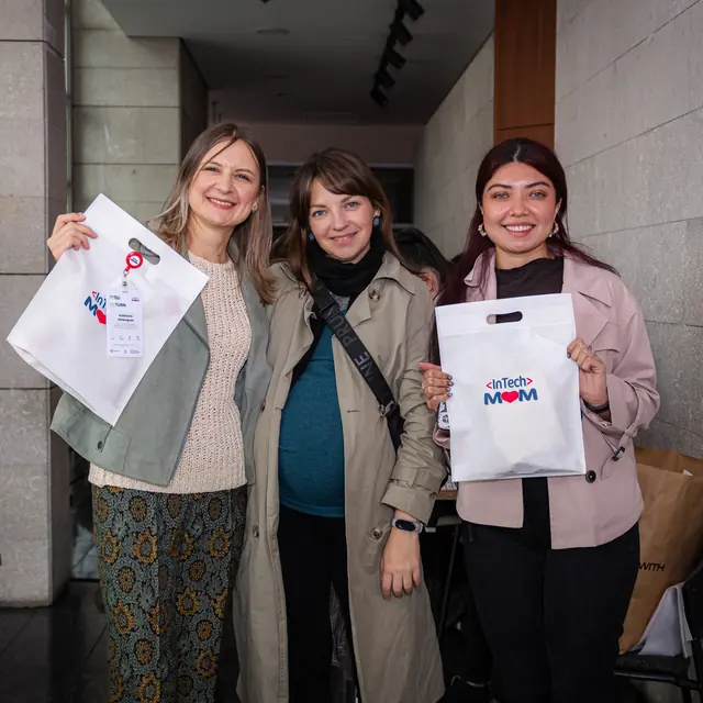 Participantes de InTech MOM con sus kits en un evento de empleabilidad